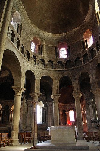 La voûte de pierres de l’église de Saint-Étienne de Nevers