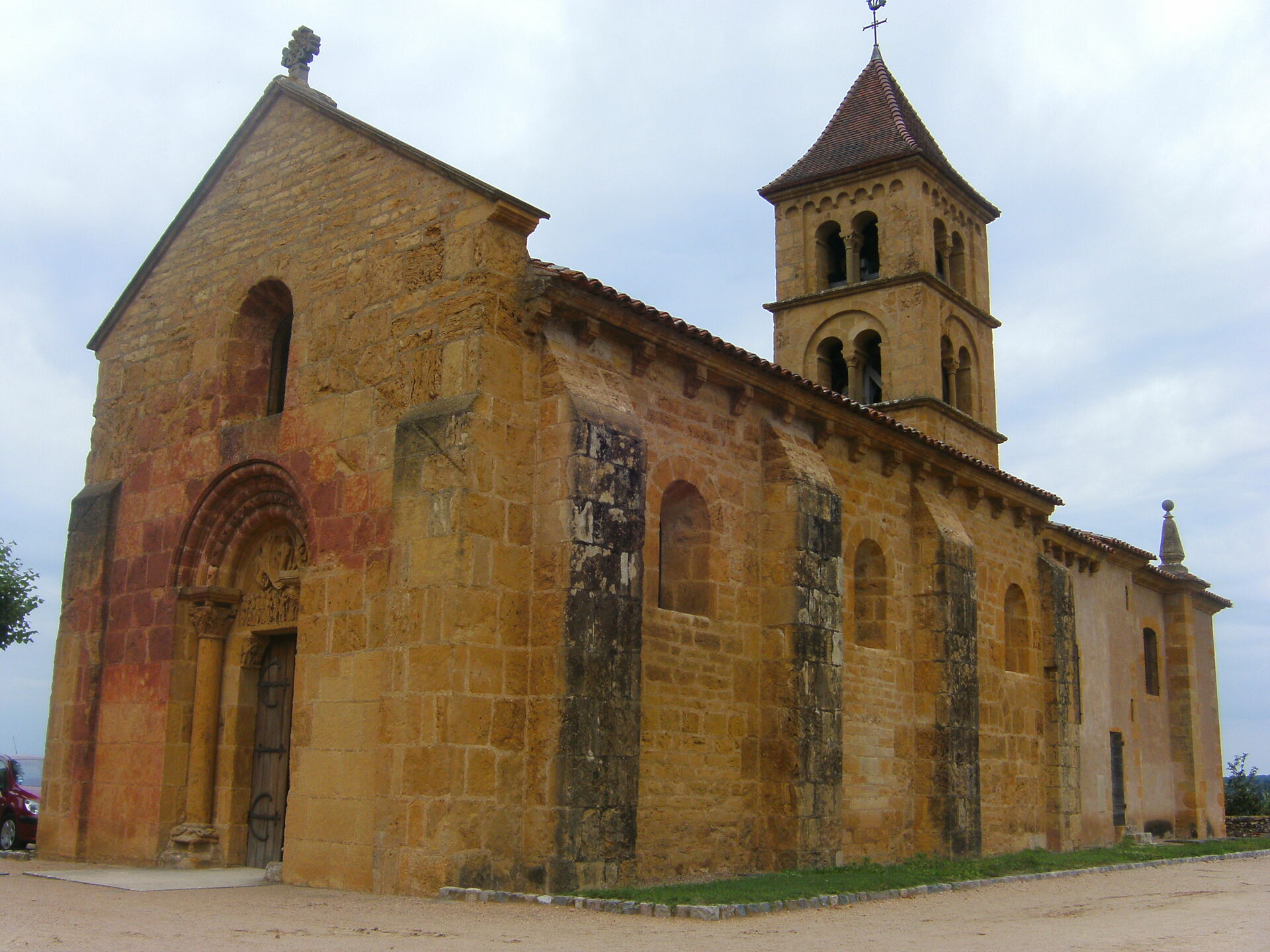 Les contreforts de l’église de Saints Pierre et Paul de Montceaux de l’Étoile
