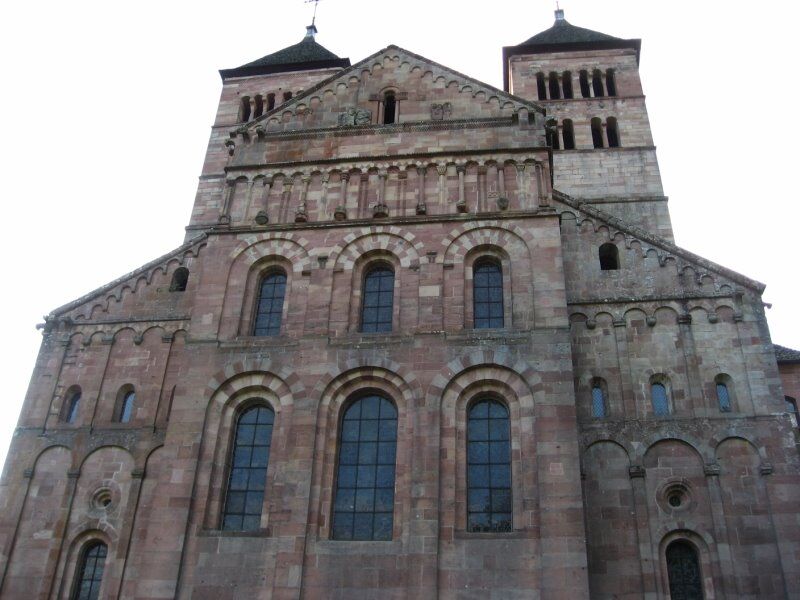 Des fenêtres en plein cintre découpent les murs de l’église abbatiale de Murbach