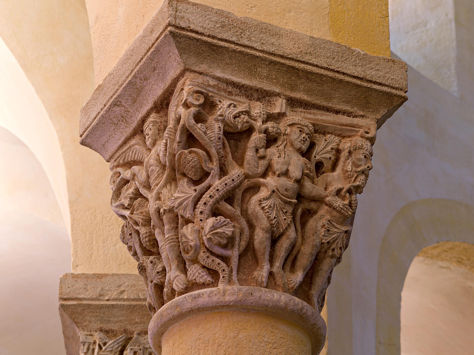 L’un des chapiteaux sculptés de l’église de Notre-Dame du port de Clermont