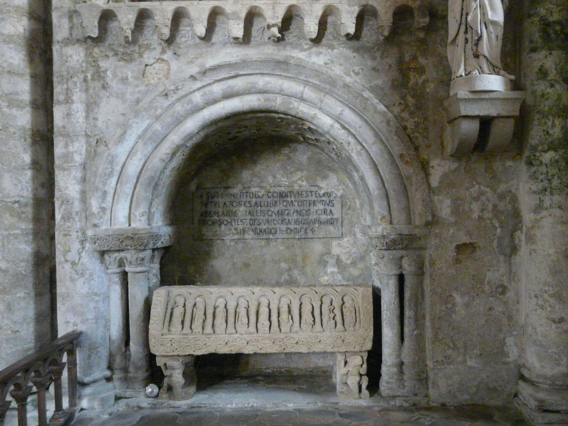 La crypte de l’église Airvault contient un tombeau