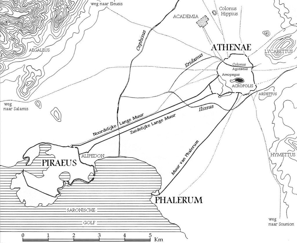 Le Pirée (port d'Athènes) était relié à la ville par un long mur.