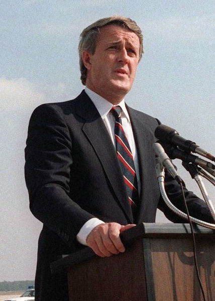 Succédant à Pierre Elliott Trudeau en 1984, Brian Mulroney avait promis, lors de sa campagne électorale, de relancer les négociations constitutionnelles afin d'y inclure le Québec. C'est pour cette raison qu'il organise la conférence du lac Meech.
