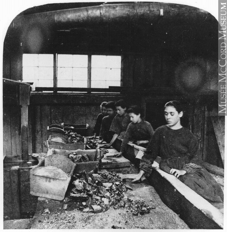 Les femmes sont souvent payées la moitié du salaire d'un homme pour faire le même travail. De plus, elles n'ont pas la possibilité d'obtenir un congé de maternité.