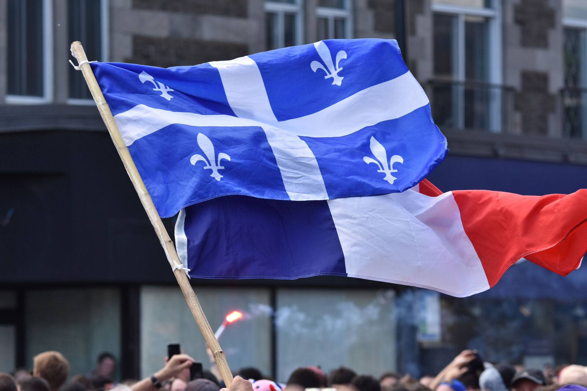 Picture of the flags of France and Quebec.
