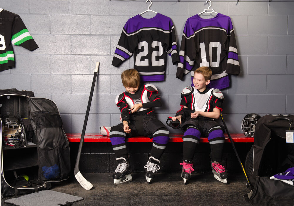Jeunes joueurs de hockey mettant leur équipement