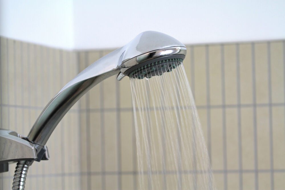 Pommeau de douche avec eau