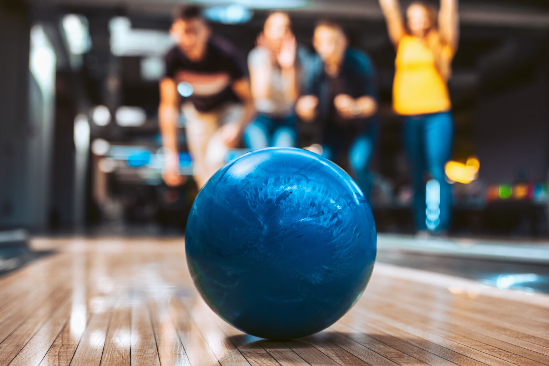 Une boule de quilles roulant sur l’allée