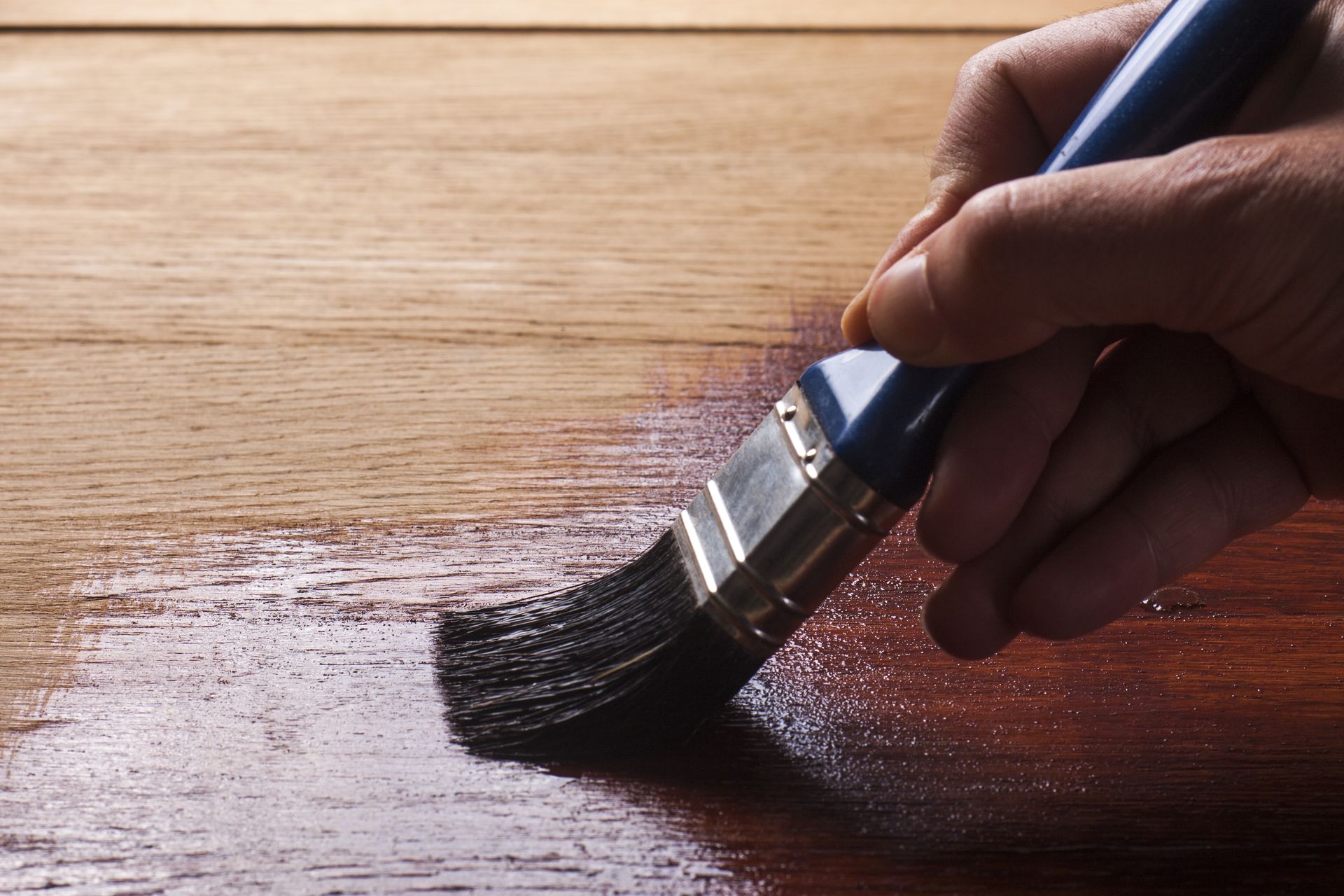La teinture d’une pièce de bois