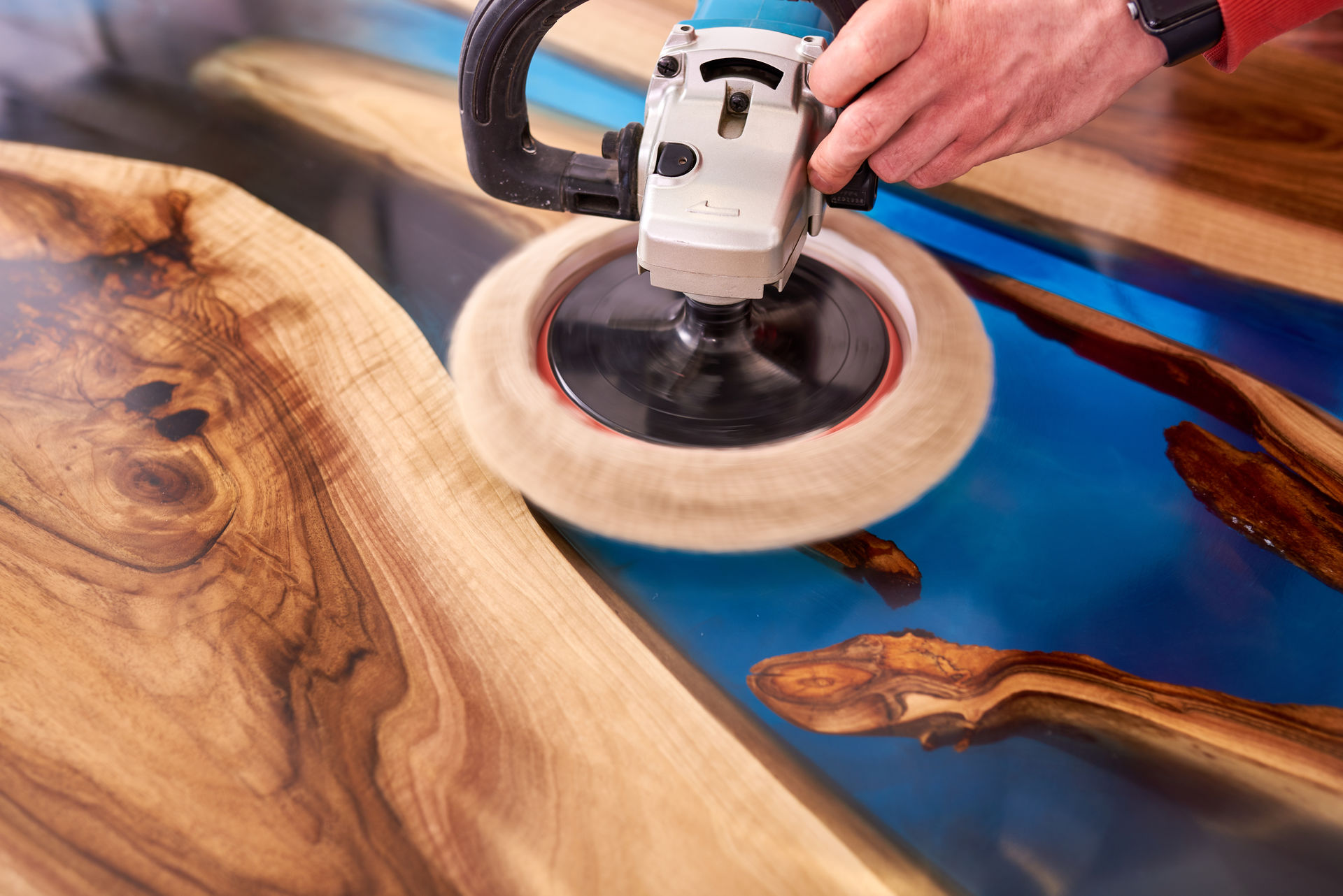 Polissage d’une table en bois et en époxy