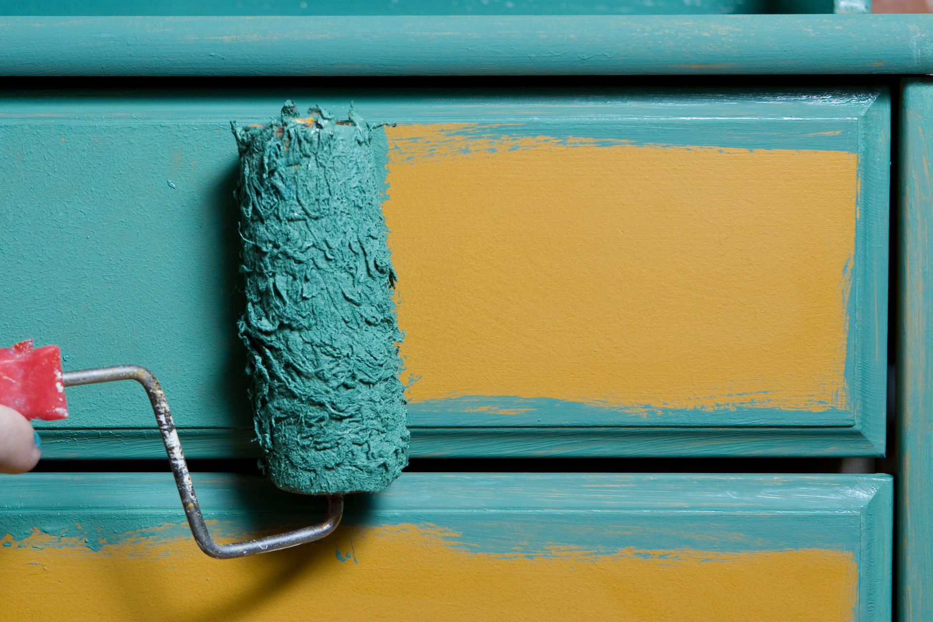 Un meuble peint en turquoise