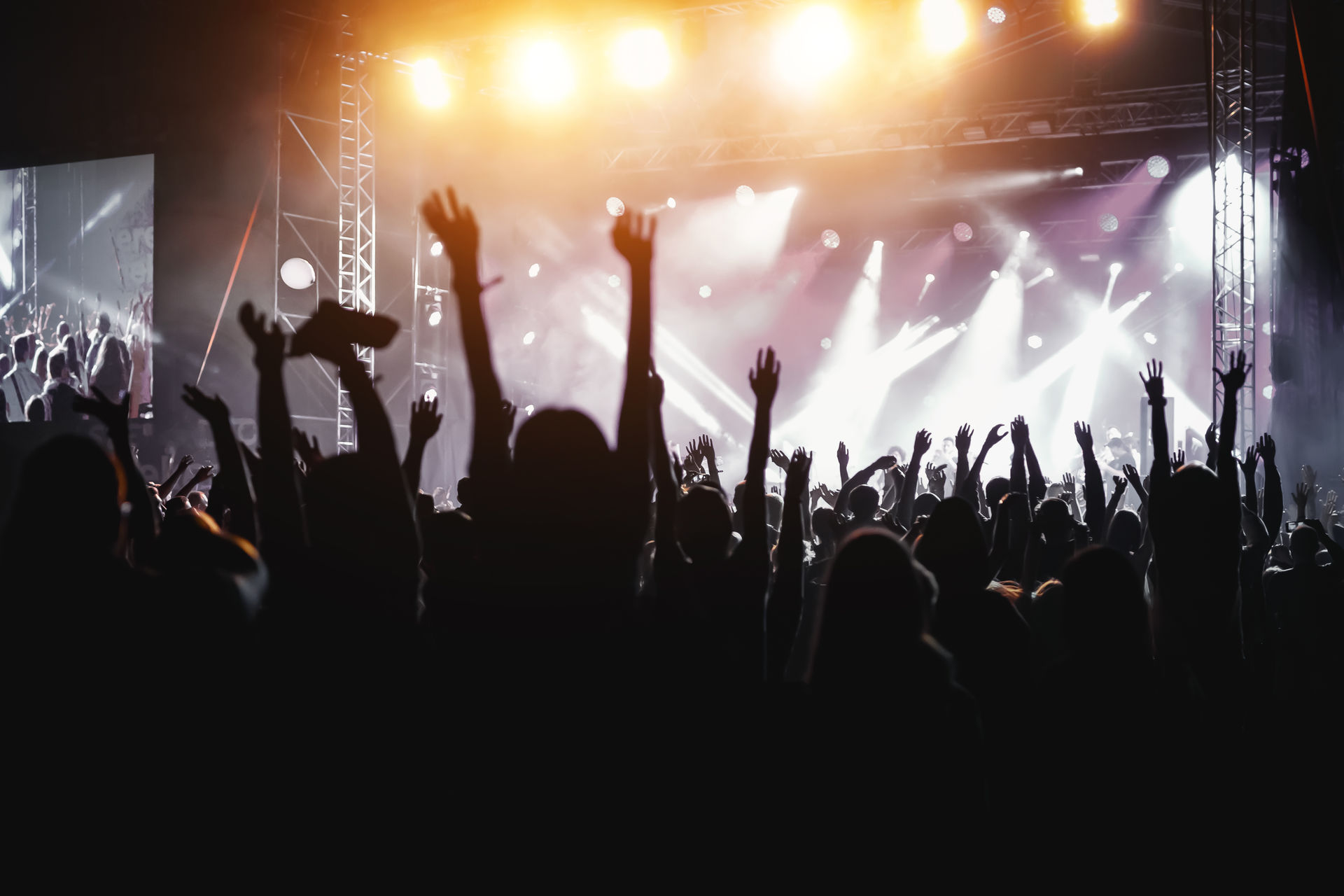 Un concert émet des sons de forte amplitude.