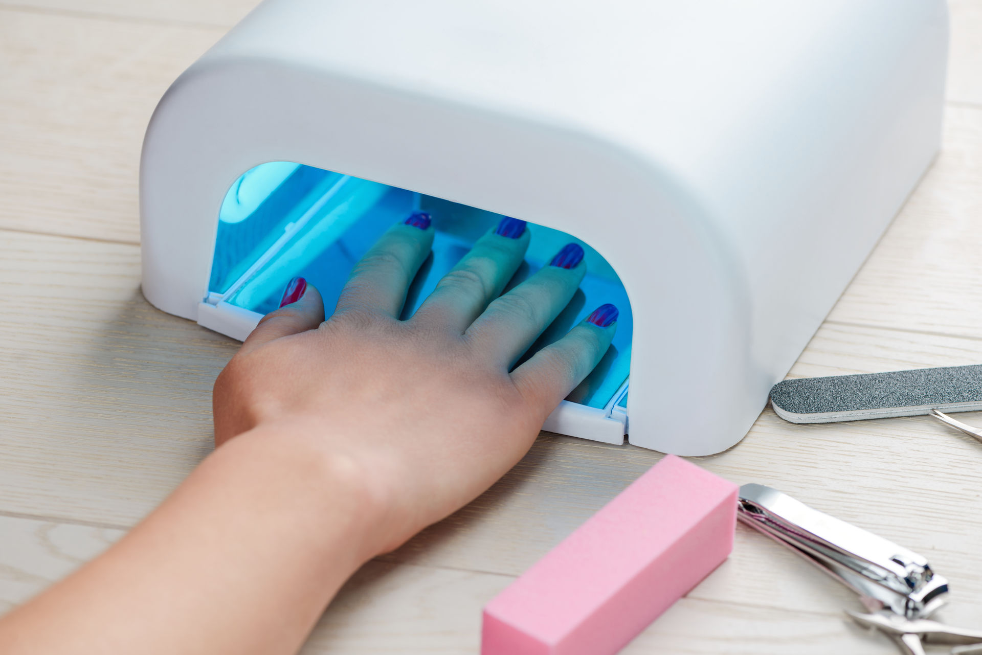 Une lampe UV pour le séchage du vernis à ongles