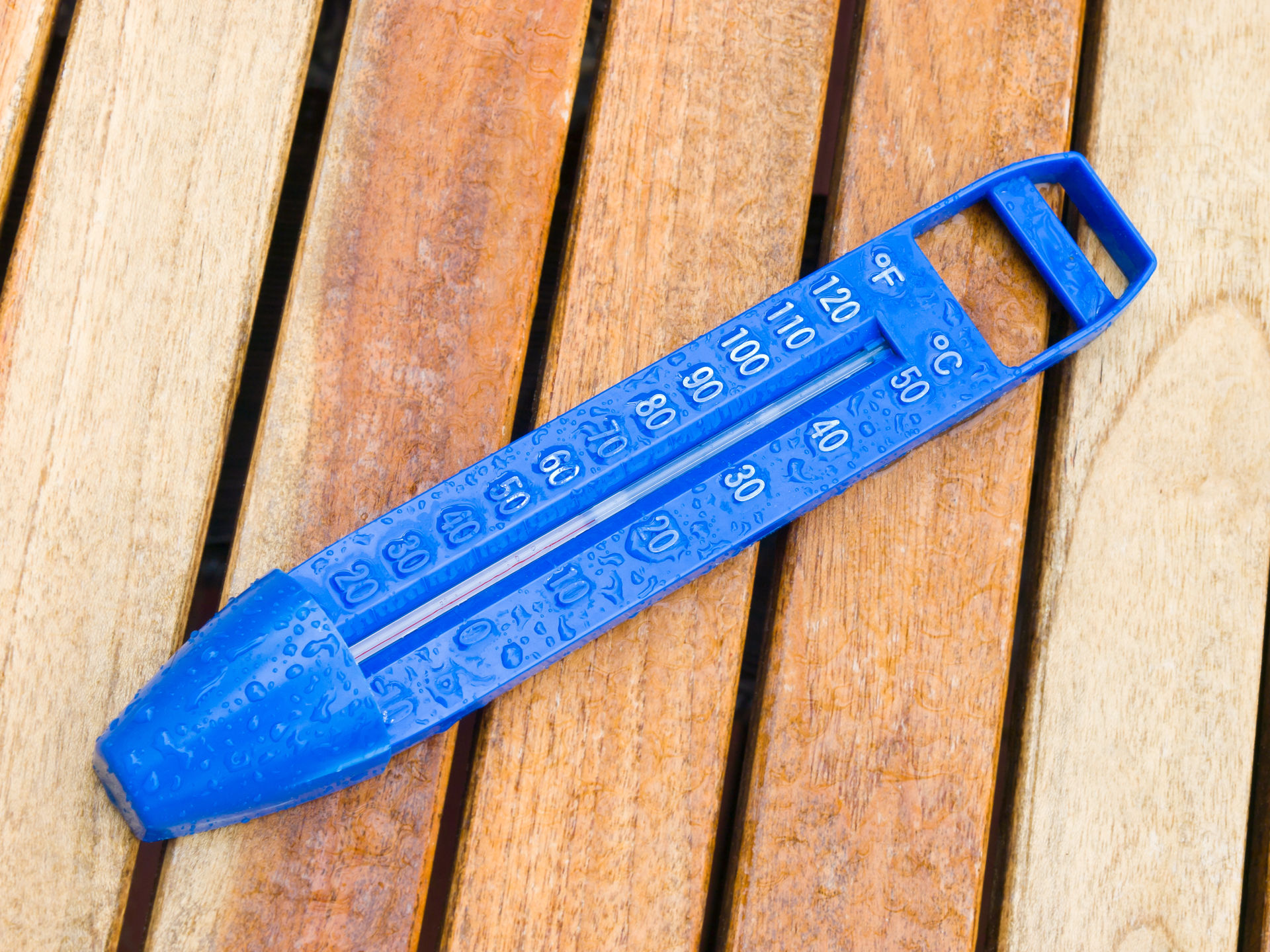 Un thermomètre de piscine