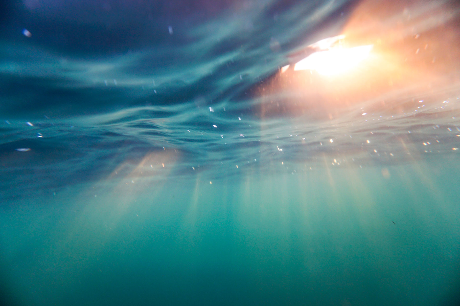 Eau de mer éclairée par le soleil