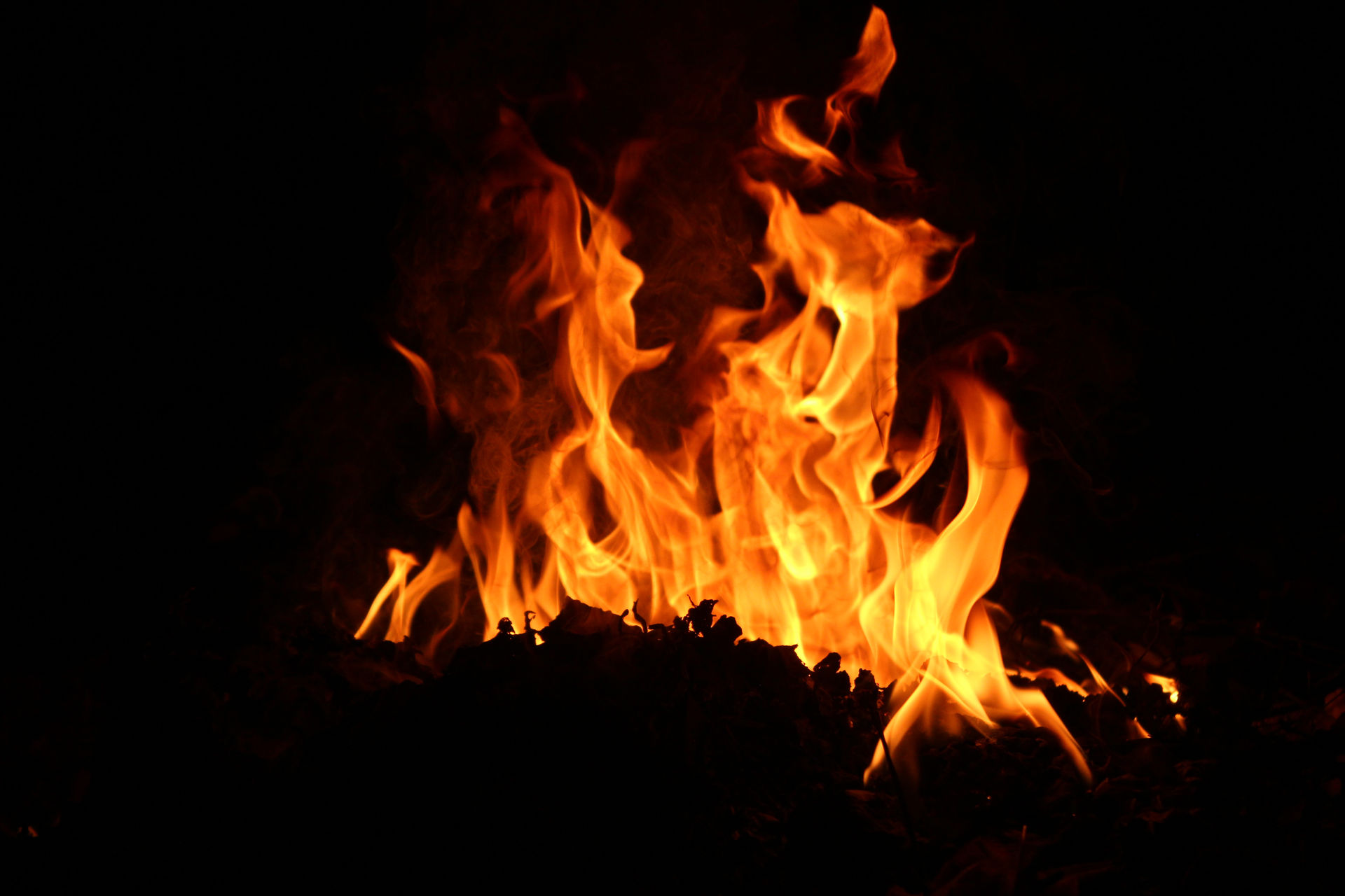 Des flammes sur un fond noir
