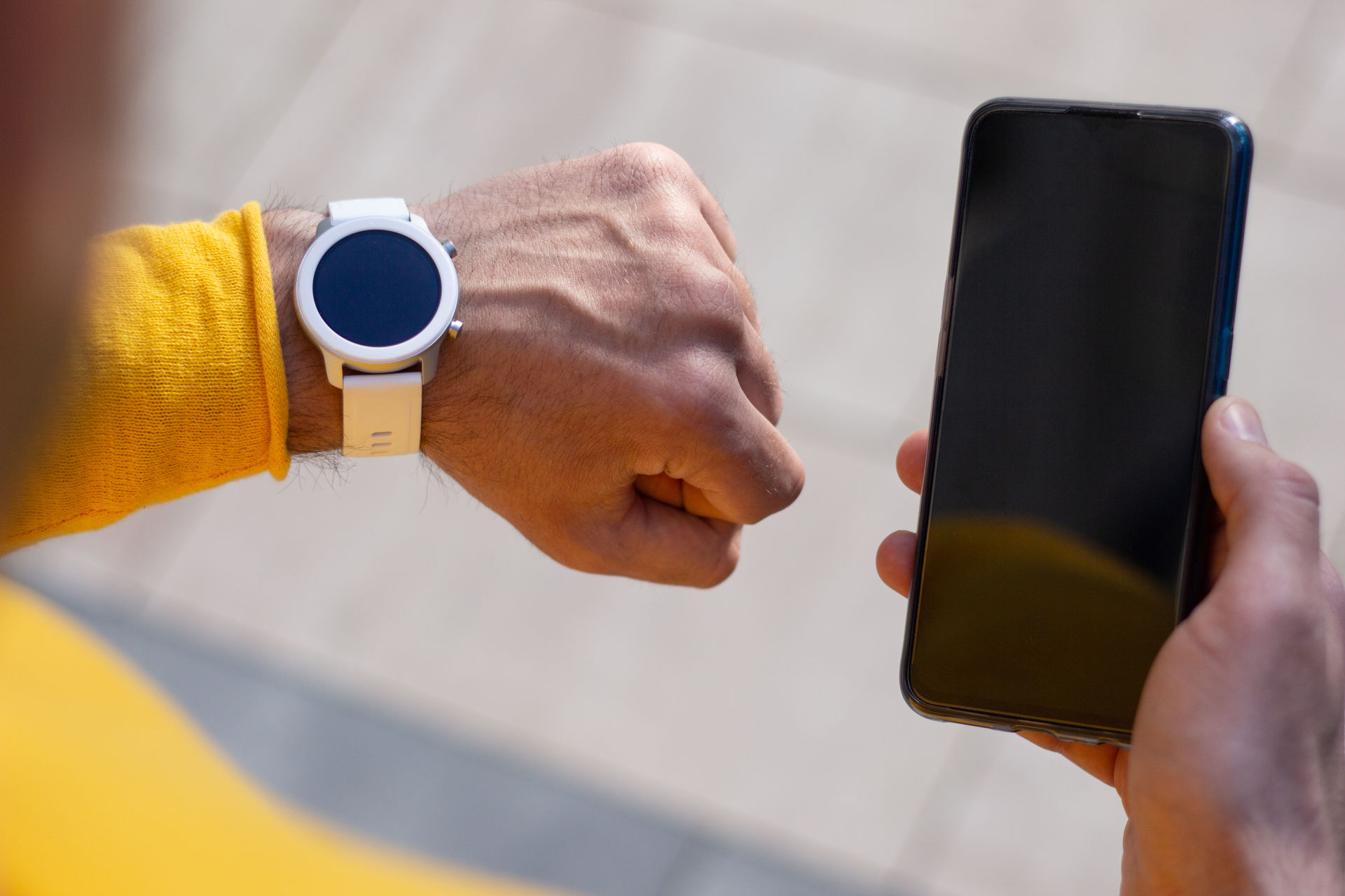 Une montre et un téléphone intelligent