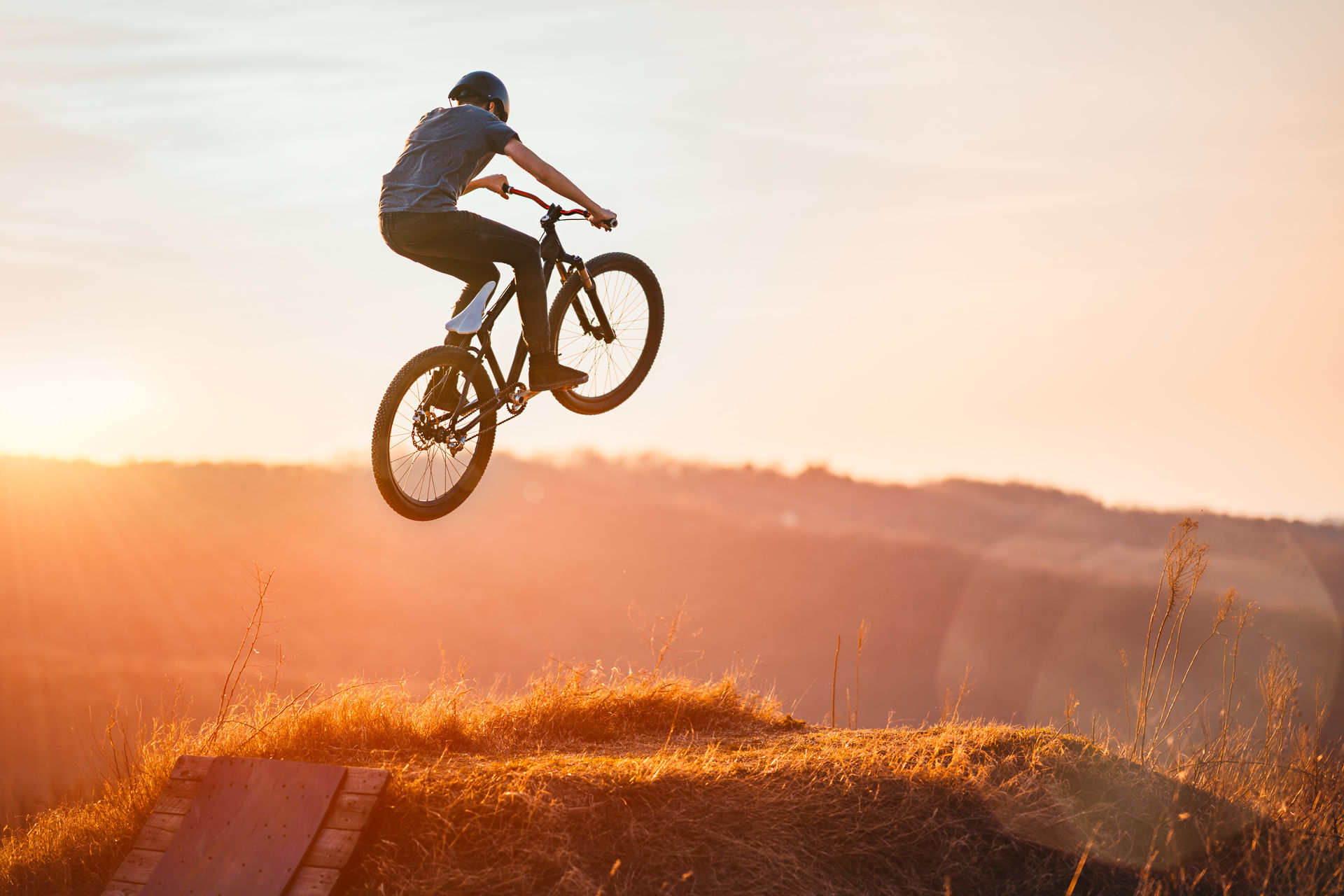 Cyclist jumping a bicycle using a ramp