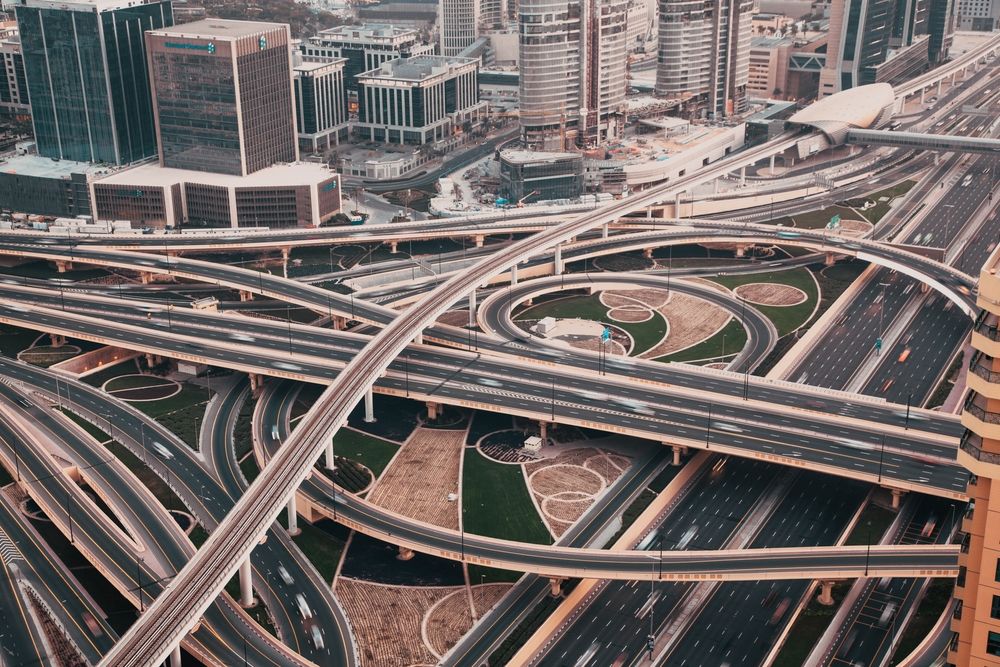 Un échangeur autoroutier dans la métropole de Dubaï