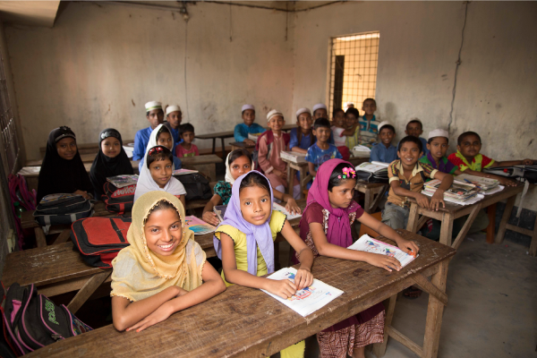 Enfants dans une salle de classe au Bangladesh