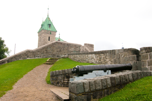 Photographie d’une partie des fortifications autour du Vieux-Québec.