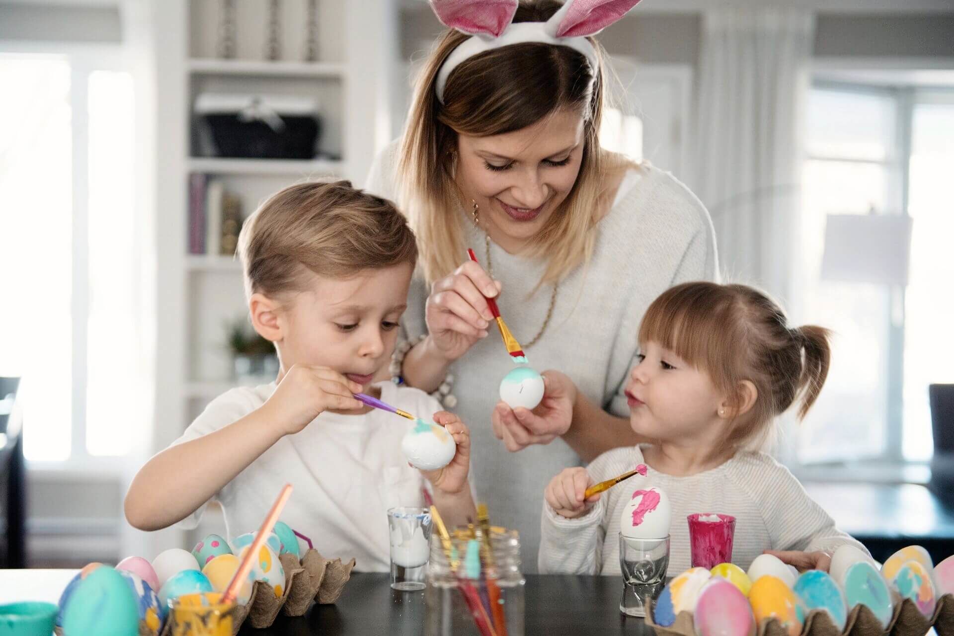 Famille qui peint des oeufs de pâques