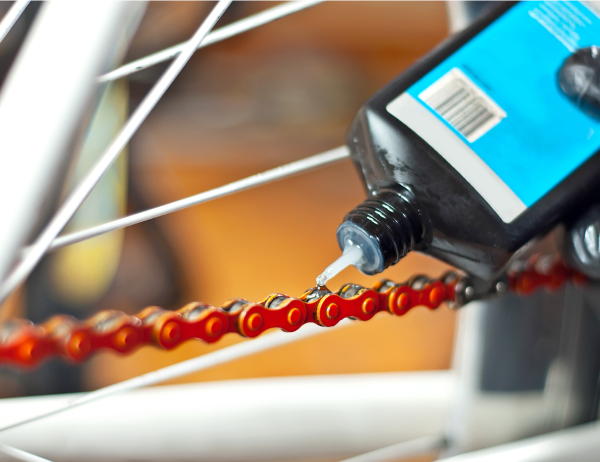 Applying oil to a bicycle chain ensures a lubricating function.