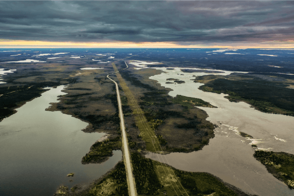 Photographie aérienne de la route Transtaïga.