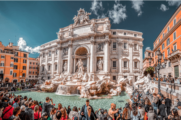 Photographie de la fontaine de Trevi et des touristes.