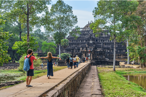 Personnes visitant un temple au Cambodge.