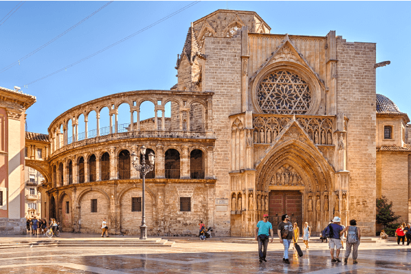 Personnes se promenant près de la cathédrale de Valence.