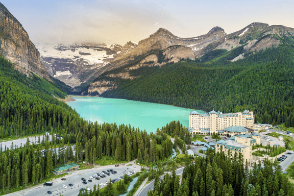 Un hôtel et ses infrastructures près du lac Louise.