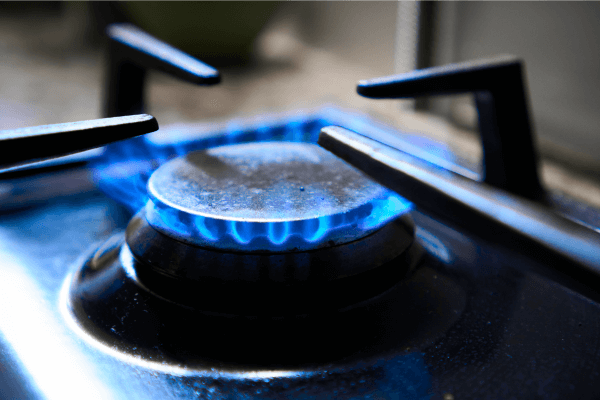 La flamme d’un bruleur au propane sur une cuisinière.