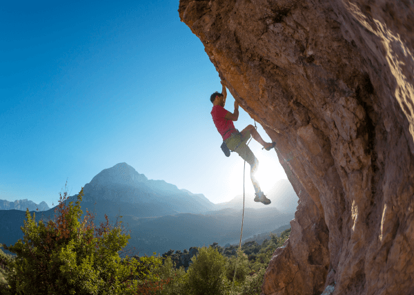 Photographie d’un homme faisant de l’escalade.