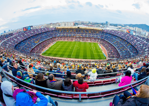 Photographie d’un stade de soccer et des spectateurs.