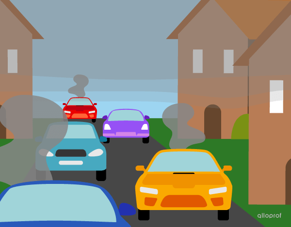 Du trafic et du smog dans une rue bordée de maisons.