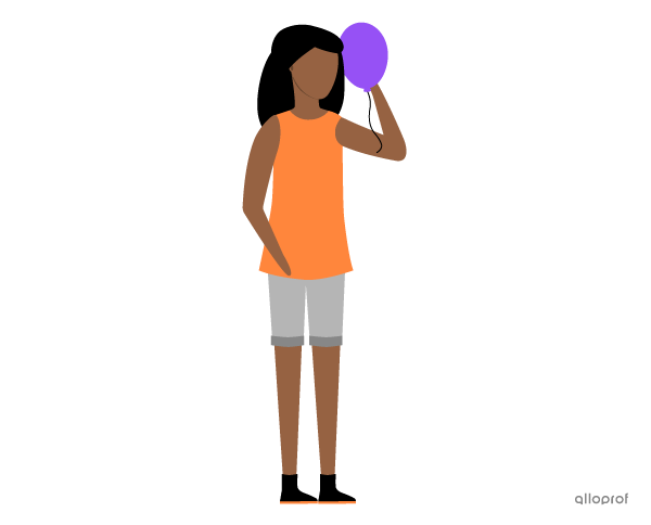 Une personne se frotte un ballon de caoutchouc sur les cheveux.