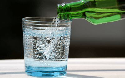 De l’eau pétillante versée dans un verre.