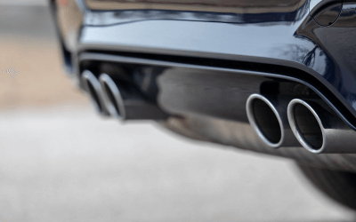 Un gros plan sur le silencieux d’une voiture.