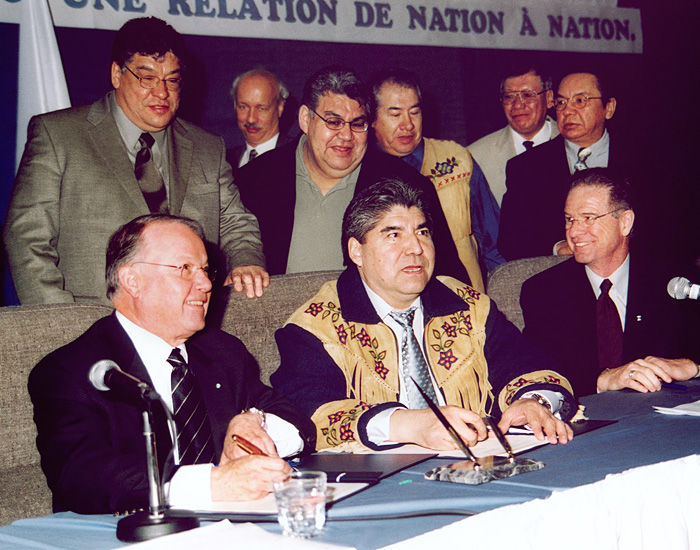 Photographie de Ted Moses et de Bernard Landry lors de la signature du traité de la Paix des Braves.