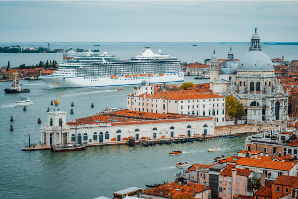 Un bateau de croisière dans la lagune de Venise.