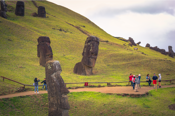 Des visiteurs sur l’ile de Rapa Nui (Île de Pâques).