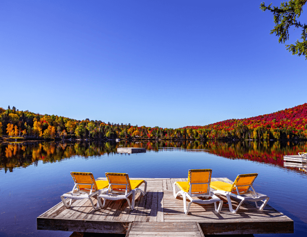 Un lac par temps ensoleillé.