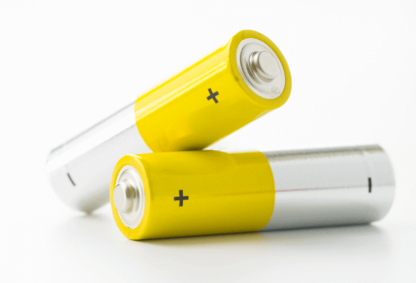 Deux piles chimiques de type AA.