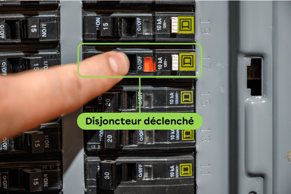 Un disjoncteur déclenché dans un panneau électrique.