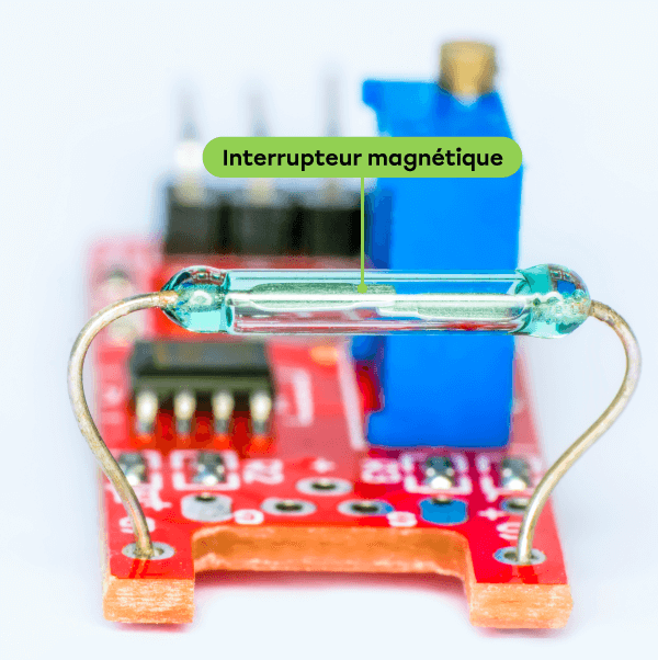 Un interrupteur magnétique dans un circuit électronique.