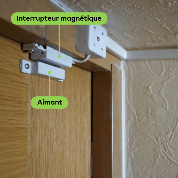 Un interrupteur magnétique installé sur un cadre de porte.