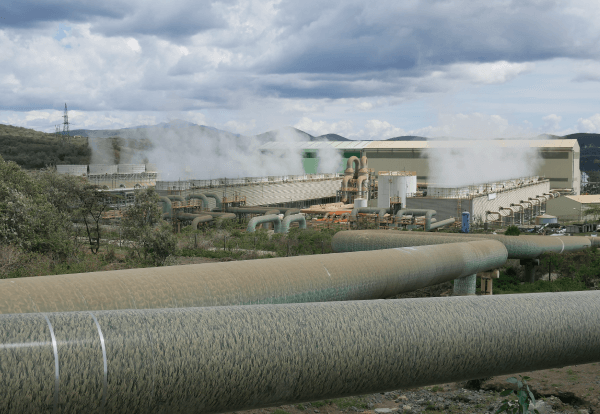 Photographie d’une centrale géothermique au Kenya.