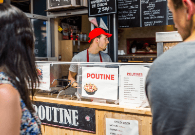 Un restaurant de poutine dans le marché Jean-Talon à Montréal.