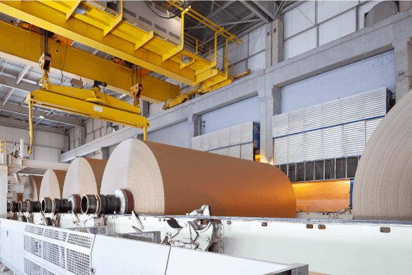 Les machines d’une usine de pâtes et papiers.